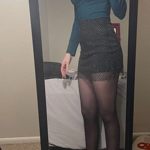 Elegant Black Mesh Skirt - Picture 3 of 3